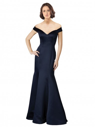 Bleu marine foncé Sirène Épaule Dénudée Col V Satiné Longue Robes demoiselle d'honneur / Robes de bal Pas Cher